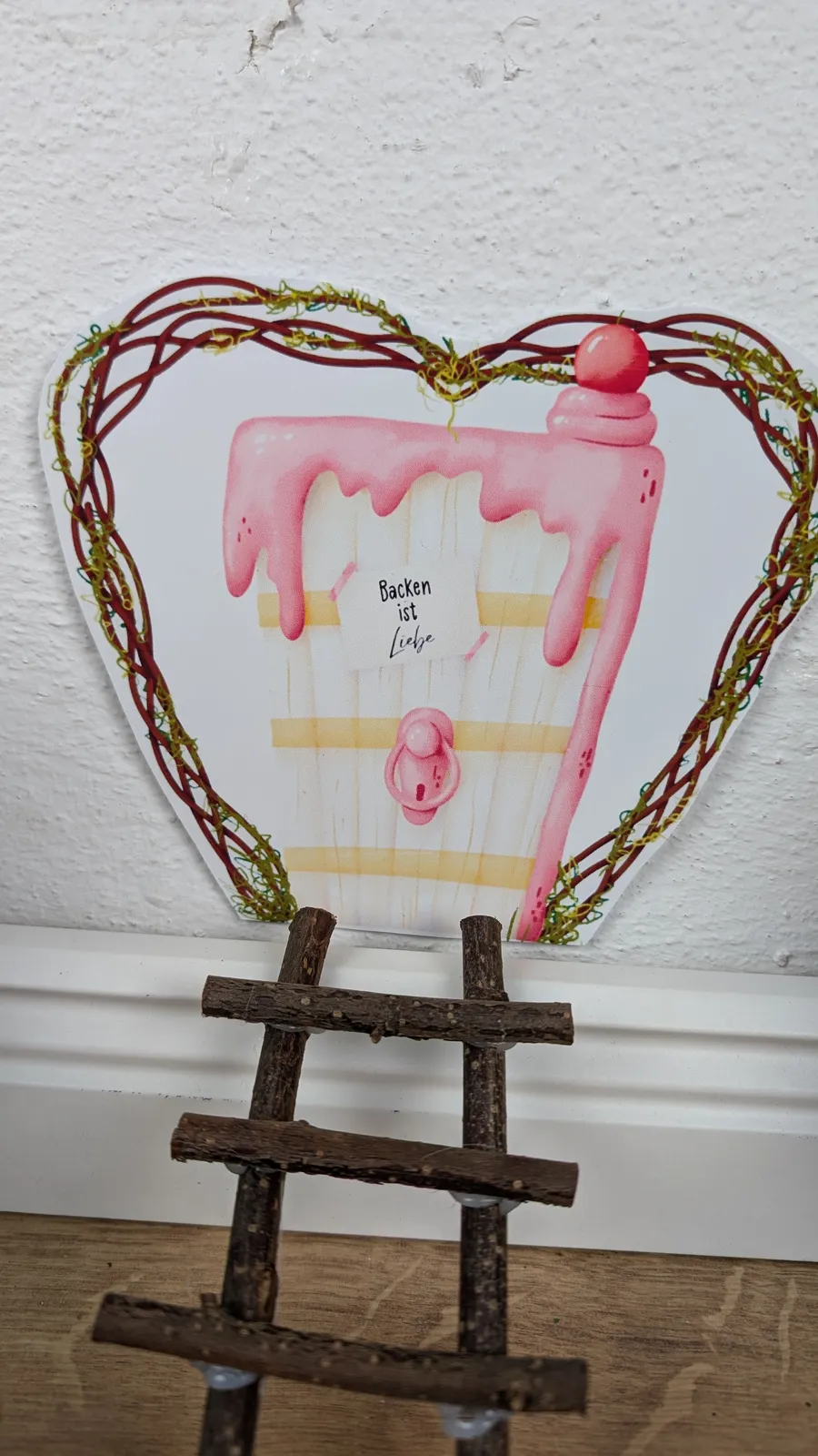 Wichteltür mit rosa Zuckerguss und dem Schild Backen ist Liebe