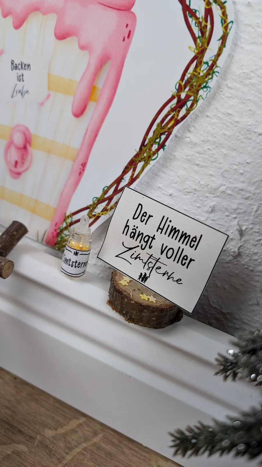 Wichtelszene mit Zimtsternen und dem Schild: Der Himmel hängt voller Zimtsterne