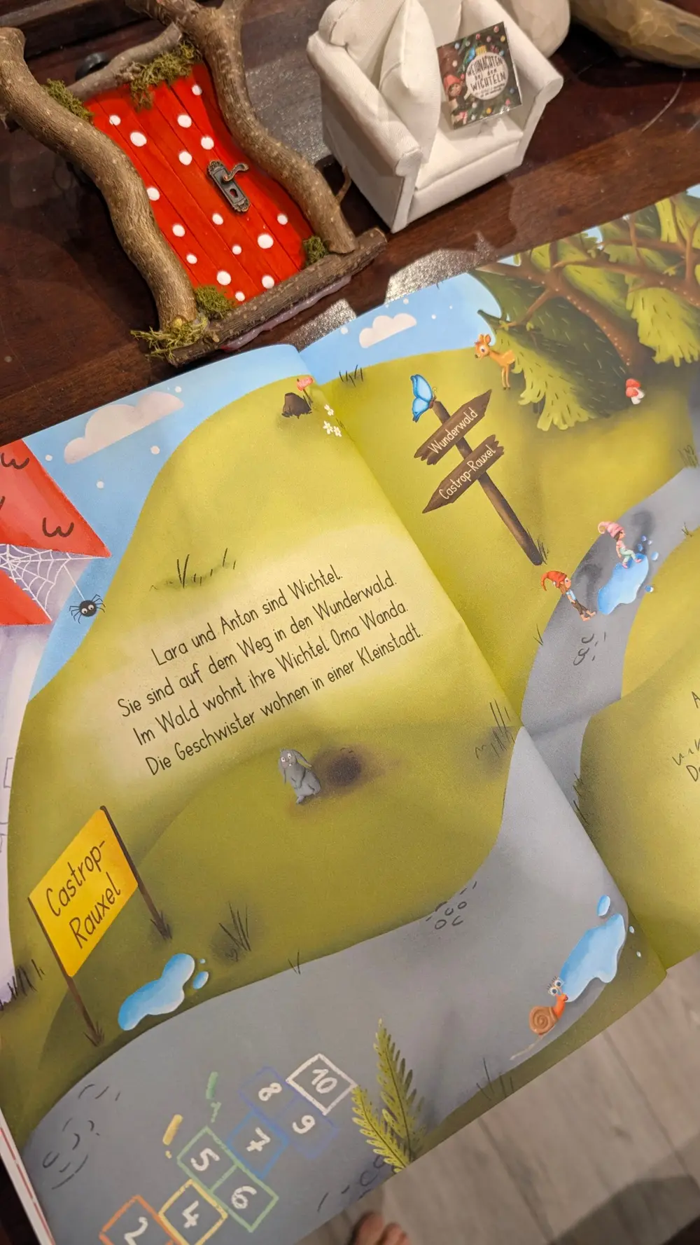 Aufgeschlagenes Buch Band 1: Lara und Anton sind Wichtel und auf dem Weg in den Wunderwald zu Wichtel Oma Wanda