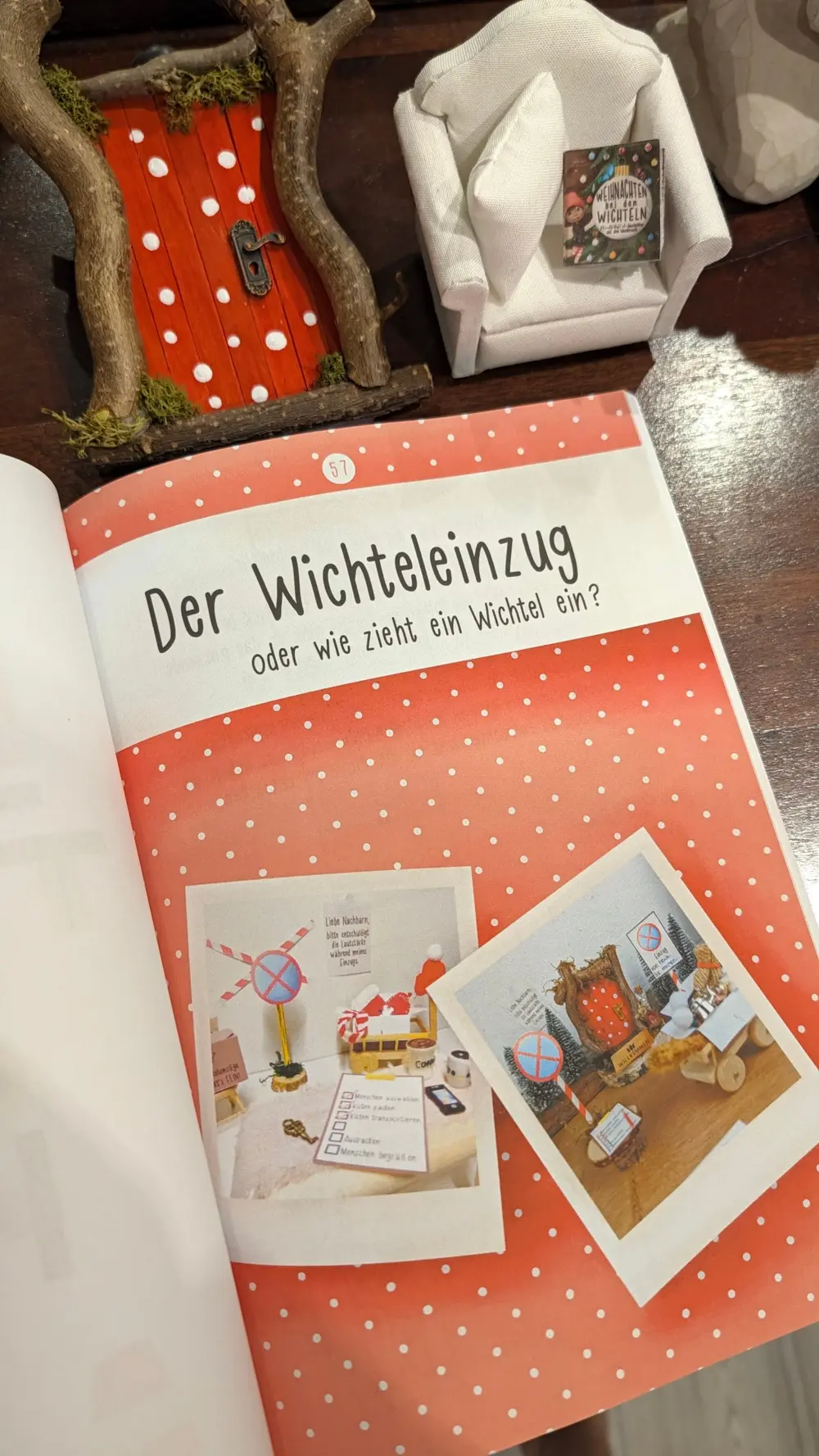 Aufgeschlagene Seite in den Bastelbögen Band 1: Der Wichteleinzug oder wie zieht ein Wichtel ein?, mit Fotos einer Wichtelbaustelle