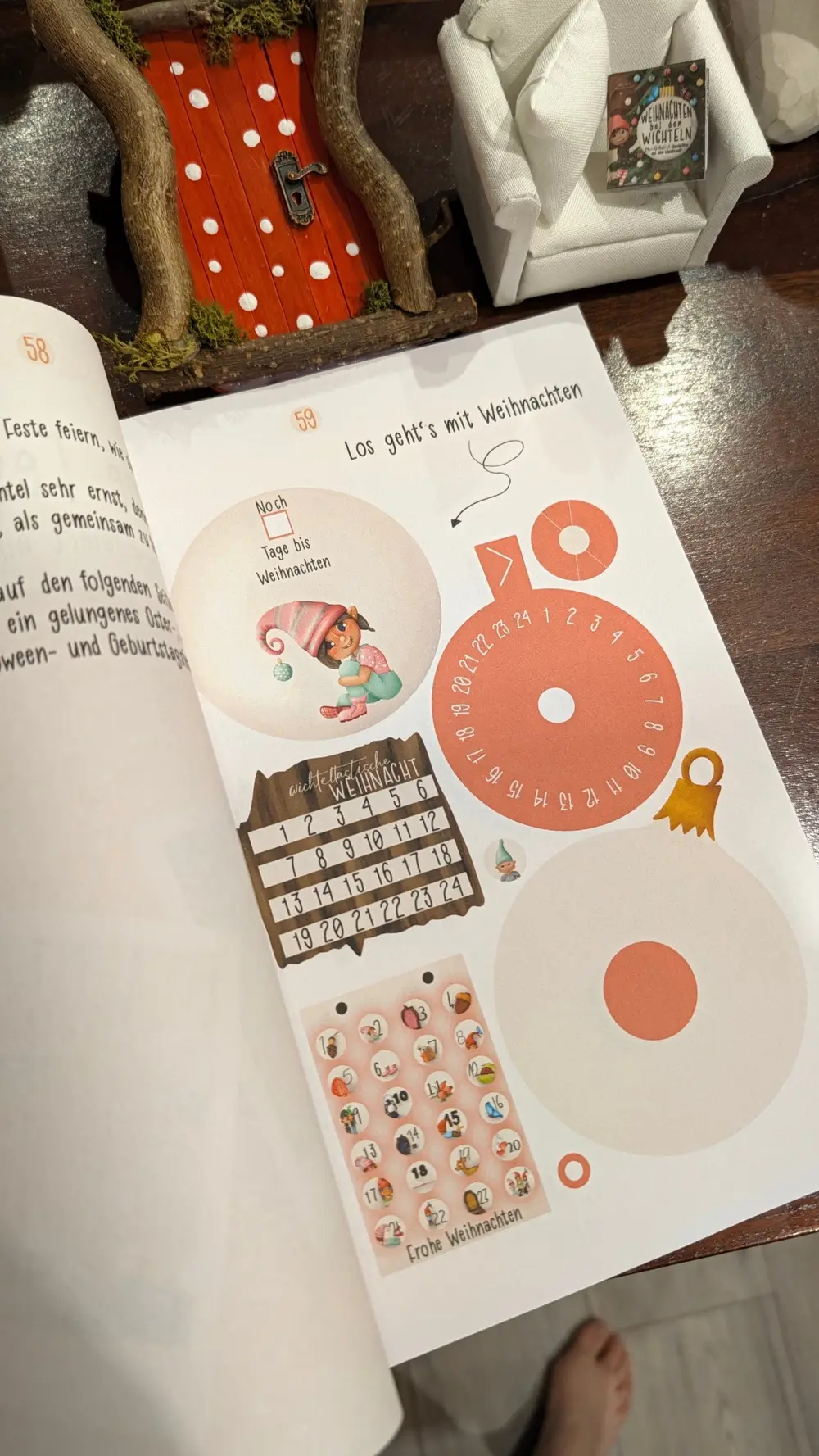 Aufgeschlagene Seite in den Bastelbögen Band 2: Los geht es mit Weihnachten, mit Countdown-Rad und Kalender zum Ausschneiden
