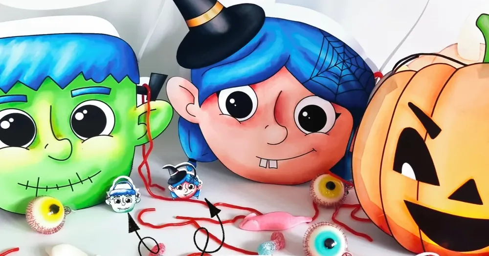 Drei gebastelte Halloween-Taschen als Frankenstein, Hexe und Kürbis, davor die Mini-Versionen in Wichtelgröße