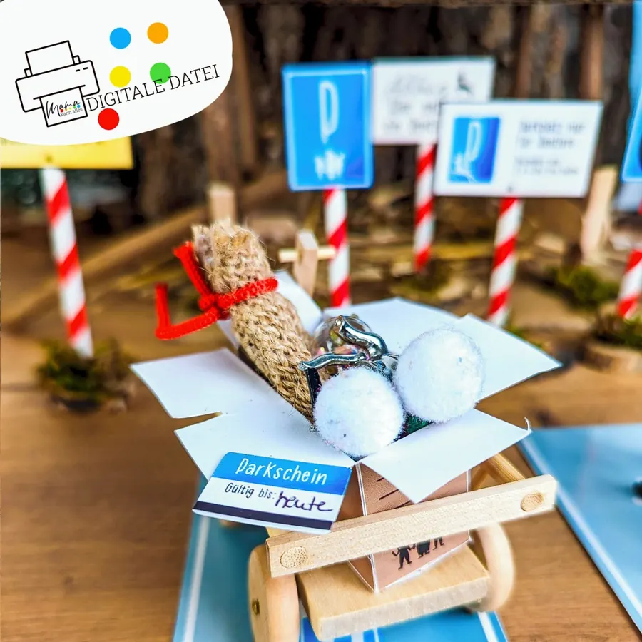 Kleiner Holzschlitten mit Futtersack, Paket und Parkschein vor dem Rentierstall