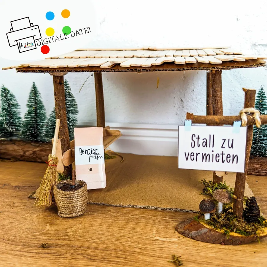 Kleiner Rentierstall aus Holz und Rinde mit Schild Stall zu vermieten, Besen und Heukorb vor der Wichteltür
