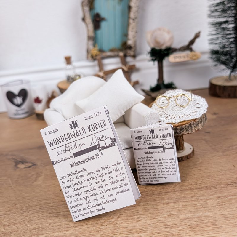 Wunderwald-Kurier aus dem Starterpaket: die Mini-Wichtelzeitung liegt vor einem winzigen Sofa an der Wichteltür