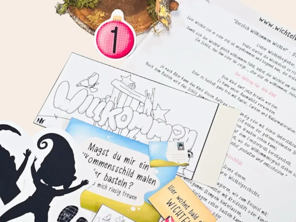 Ausgedruckte Szenendeko: Willkommensschild zum Ausmalen, Schild „Hier wohnt bald ein Wichtel“, Tag-1-Anhänger und die Anleitung für Eltern